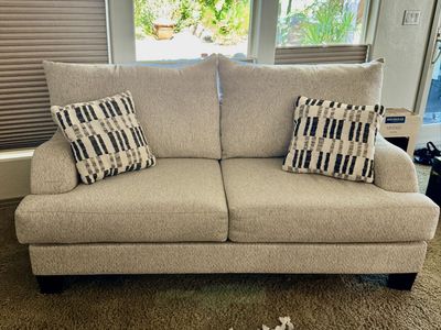 Love seat w/2 accent pillows