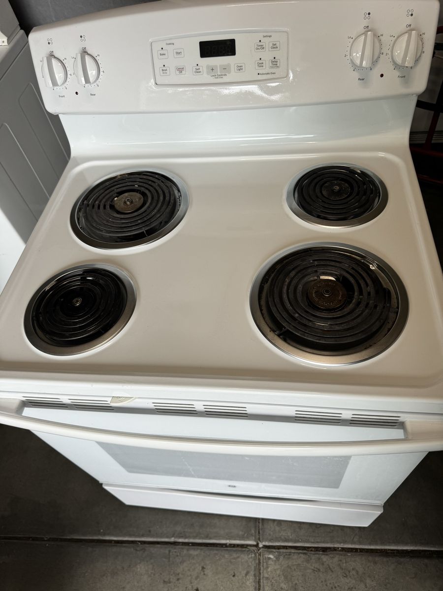 GE White Electric Range Stove with Coil Burners and Oven works great $120