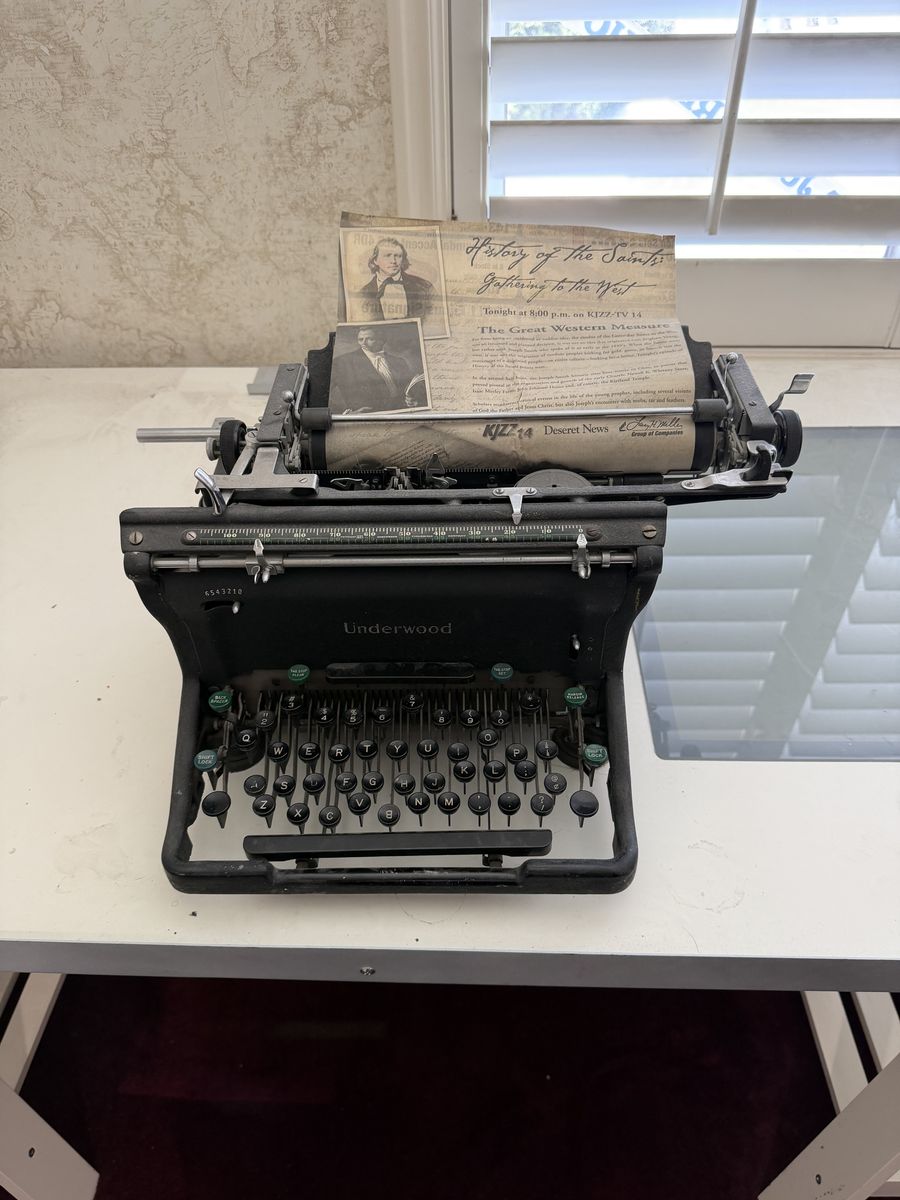 Vintage Underwood Typewriter - Classic Black Manual Machine for Decor or Collector