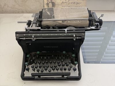Vintage Underwood Typewriter - Classic Black Manual Machine for Decor or Collector