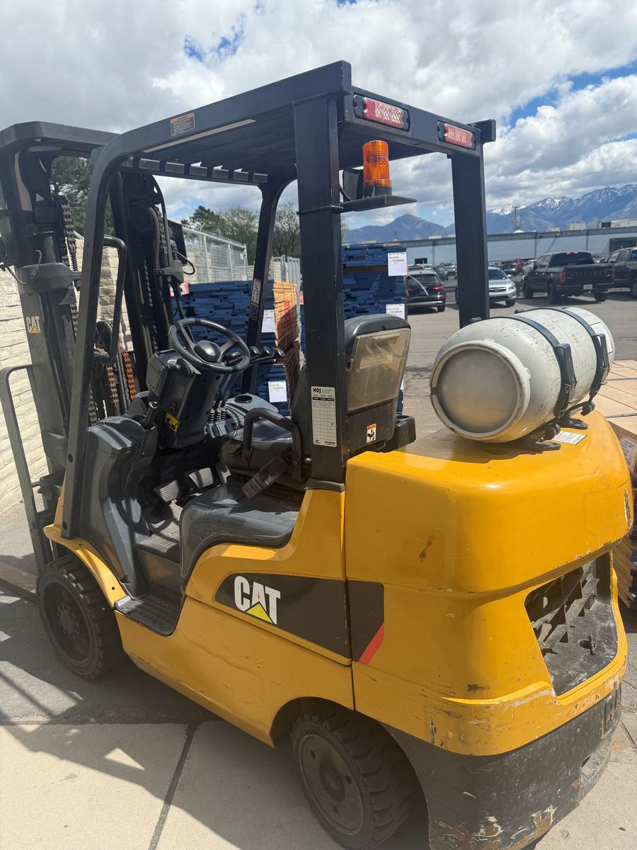 Nice Cat 6,000 lb. LP Cushion Forklift