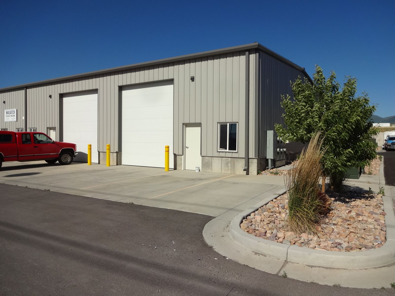 2,700 SF CLEAN WAREHOUSE/SHOP, INCLUDES OFFICE, RESTROOM, 3-PHASE POWER, HIGH CEILINGS, 3-HIGH BAY DOORS!