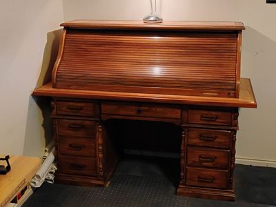 Beautiful Rolltop desk with chair