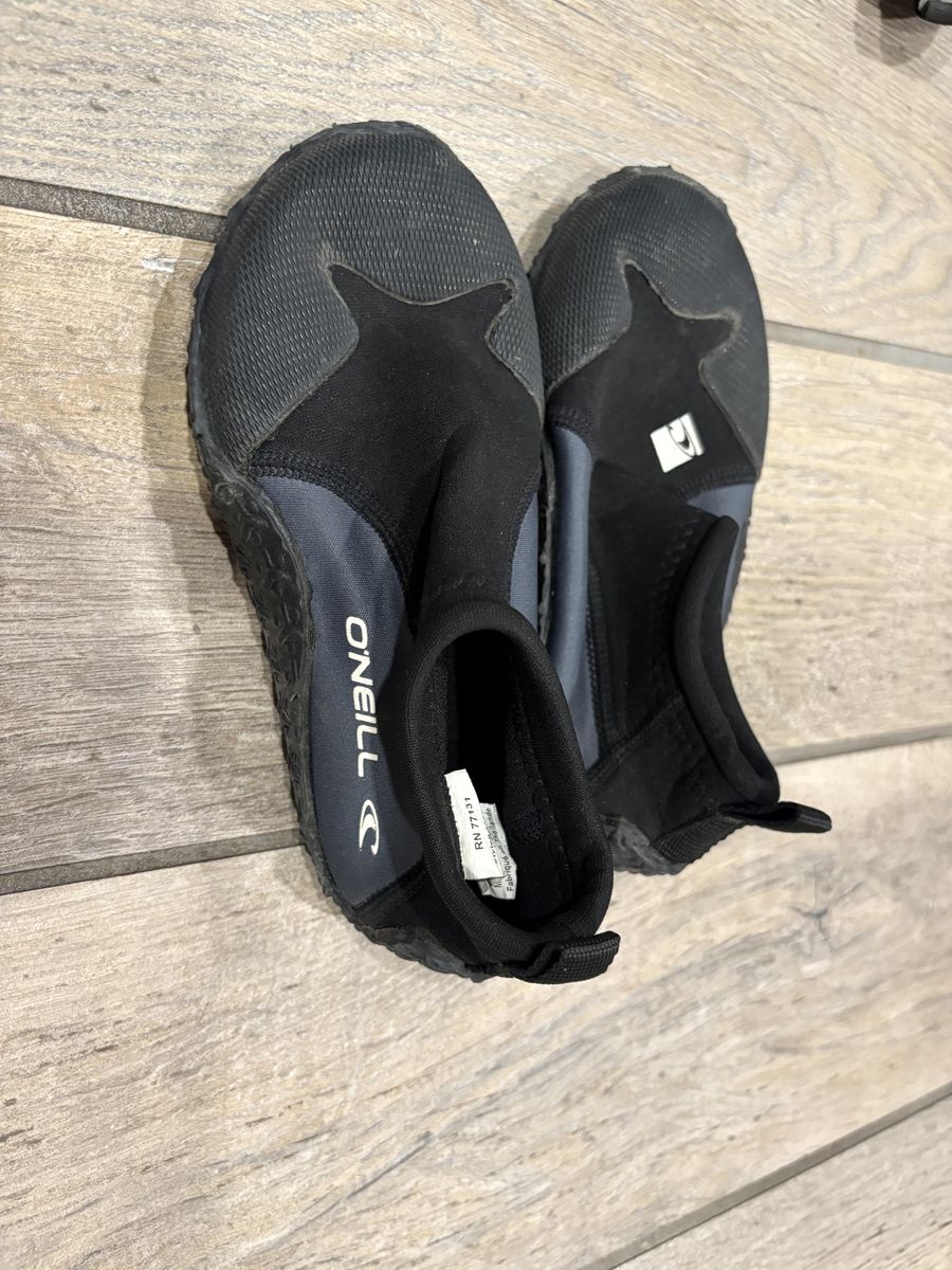 O'Neill Kids Reactor Reef Boots kids size XL  3-4