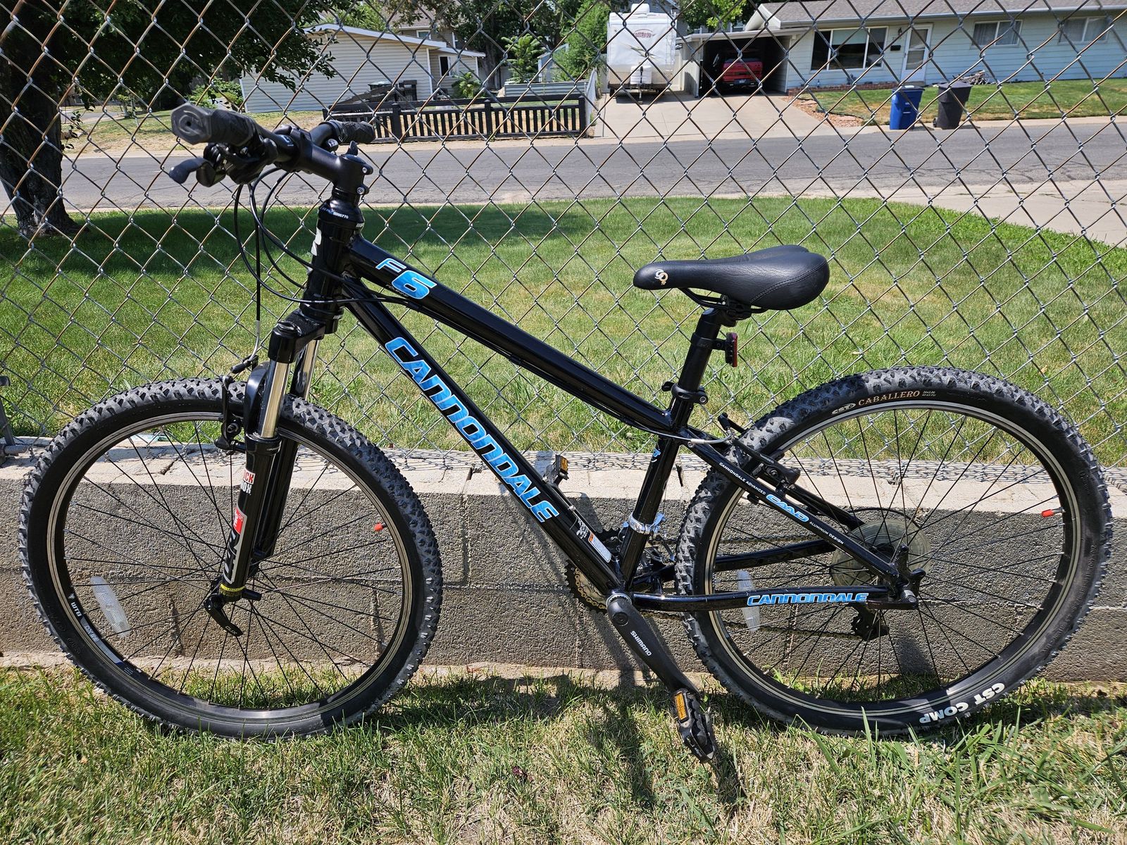 Woman's Cannondale F6 Black Mountain Bike