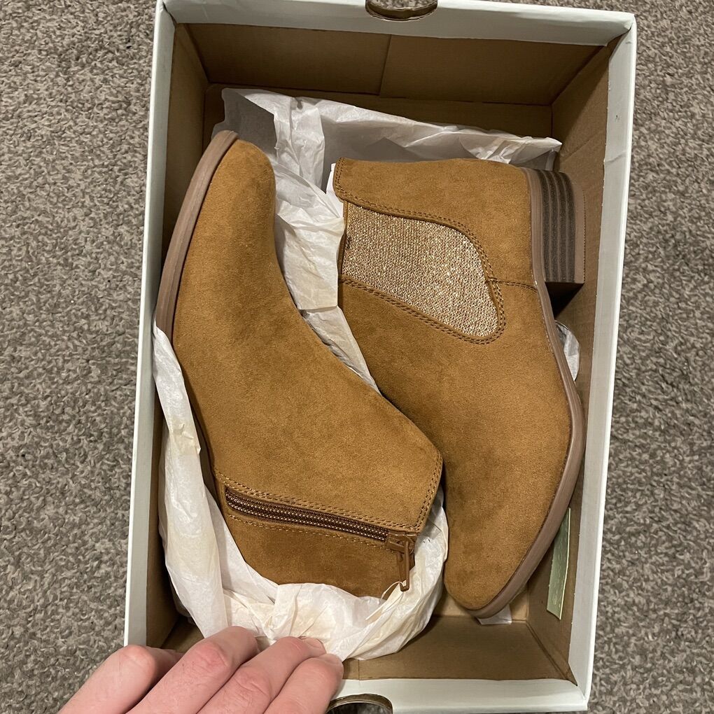 NEW Girl’s Size 3 - SO Newlondon Chelsea Boots