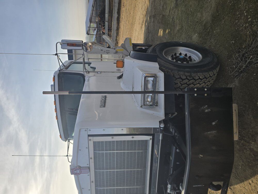 Kenworth T-800 with kuhn slinger box