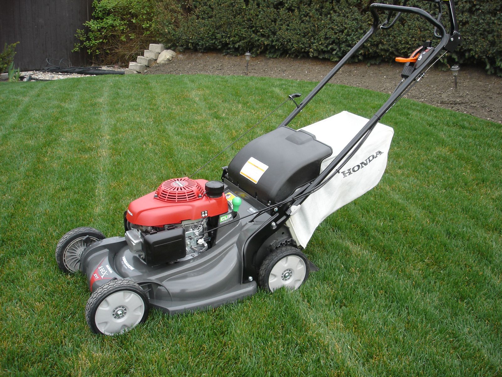 Honda HRX217 Self-Propelled Lawn Mower – Cluched-Versamow-Like New / Excellent Condition