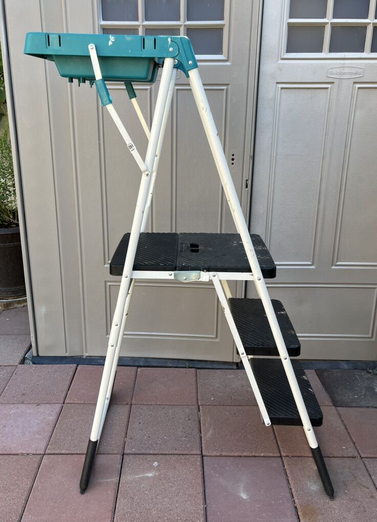 Cosco 3 Step Ladder With Tool Platform.