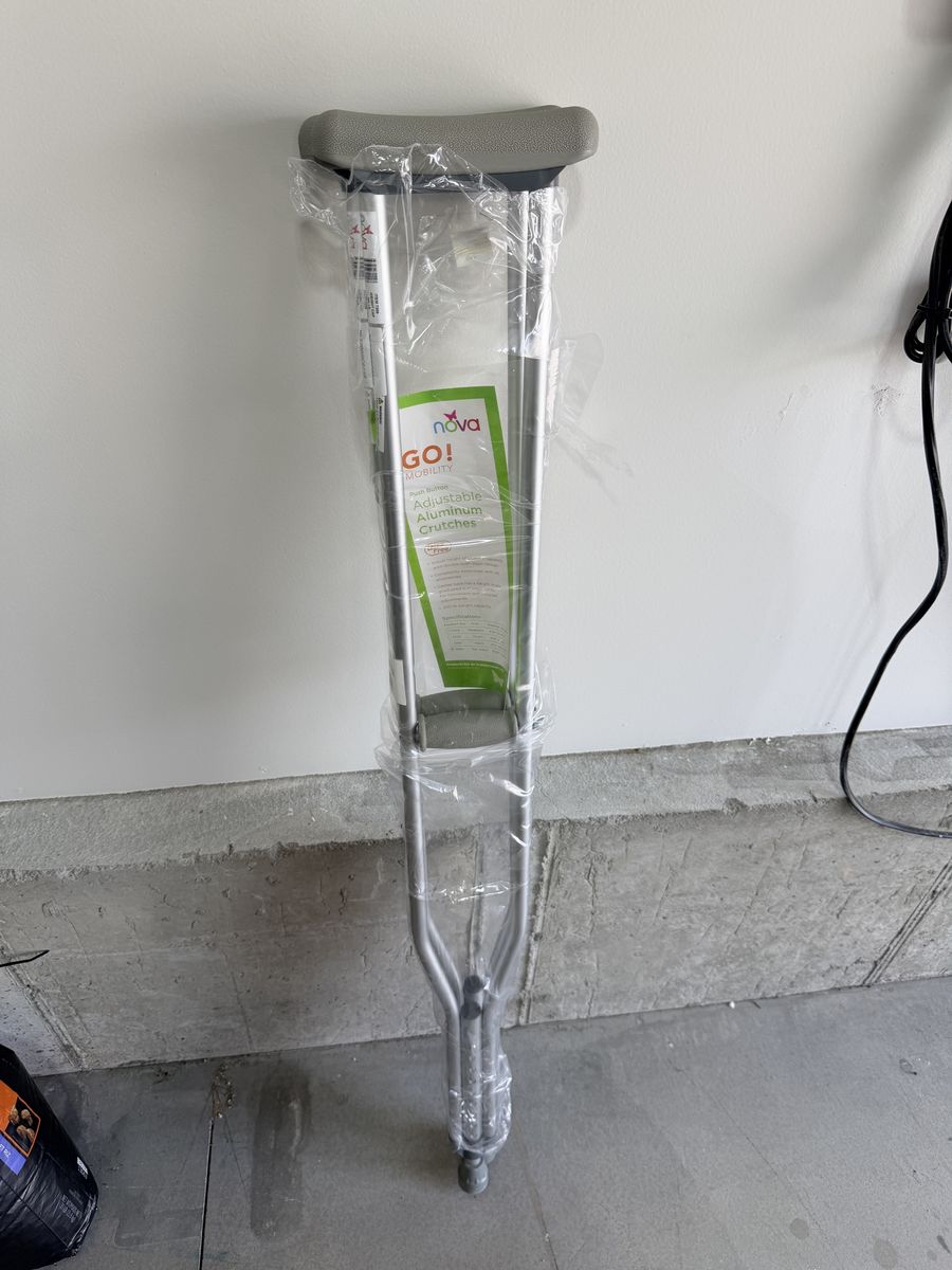Like New Crutches – Adjustable 5’10”–6’6”