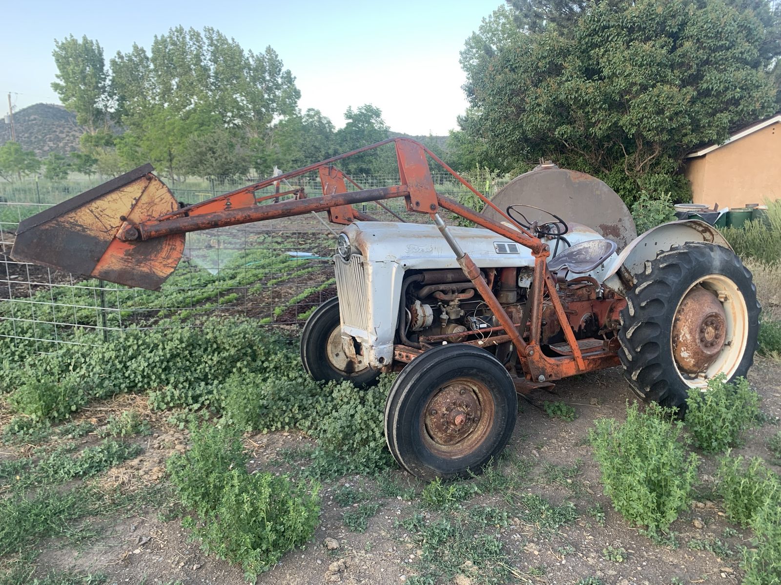 Ford 600-660 tractor with loader, three point and pto, runs and drives
