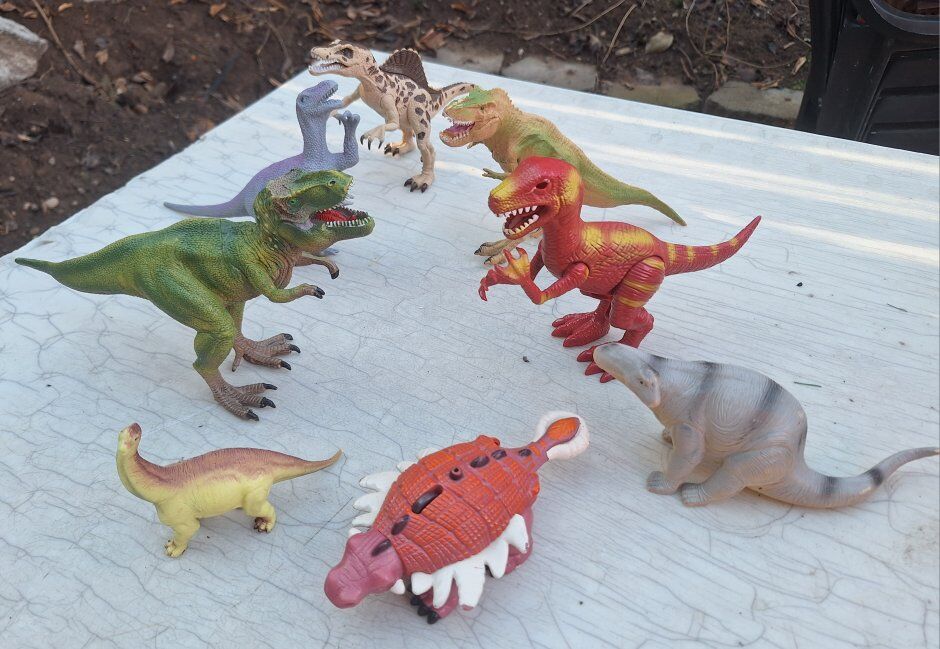 Awesome lot of 8 vibrant dinosaurs