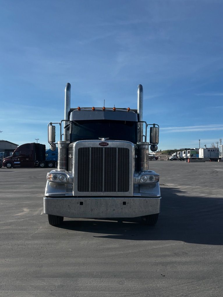 2025 589 Peterbilt