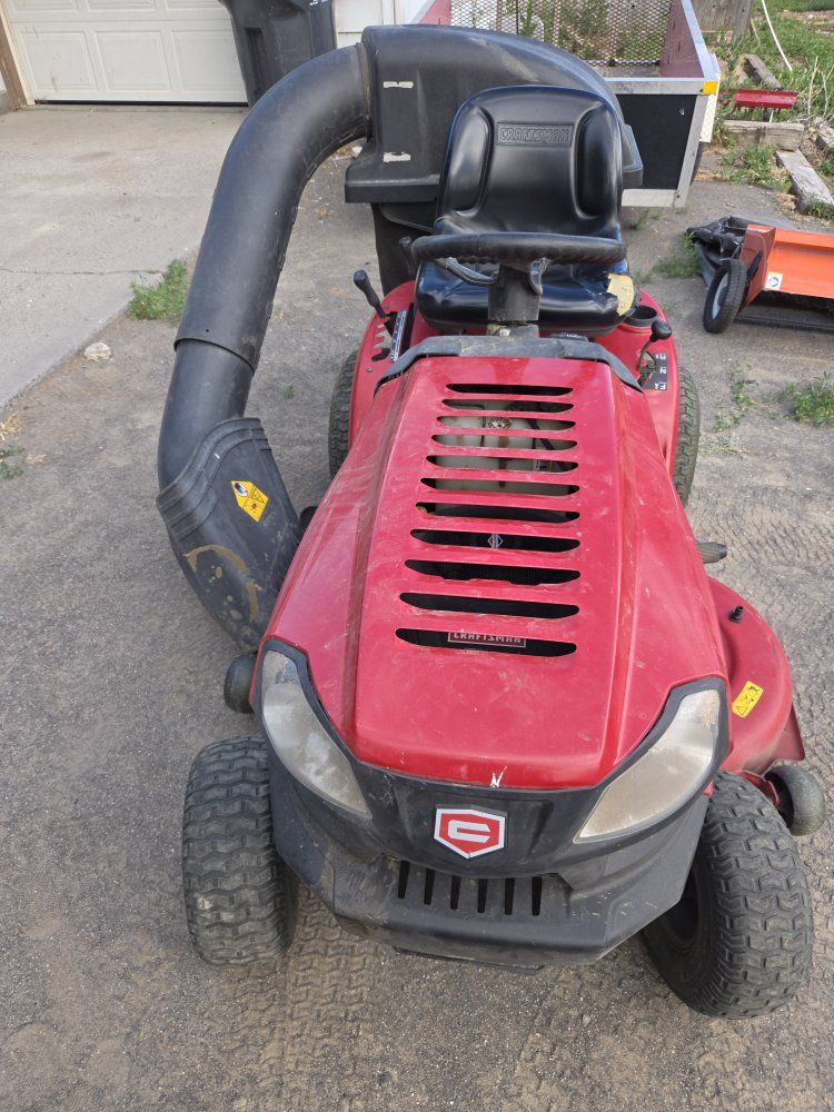 CRAFTSMAN RIDING LAWN MOWER