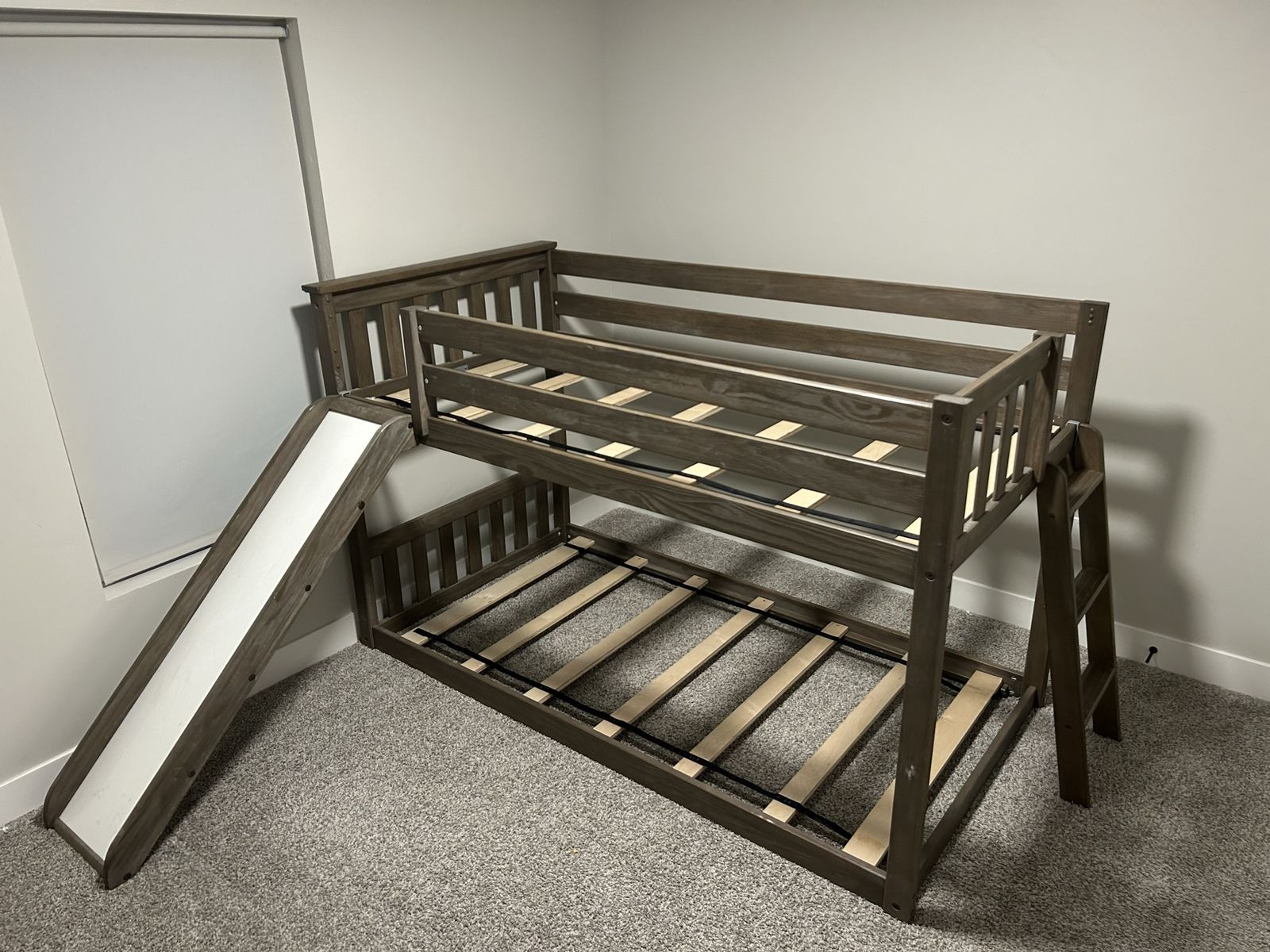 Max & Lily Twin Low Bunk Bed w/ Slide