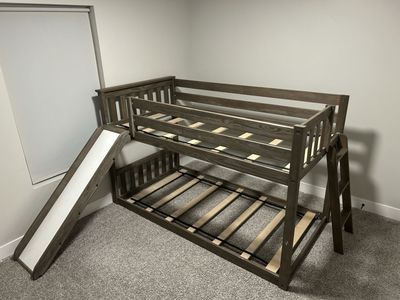 Max & Lily Twin Low Bunk Bed w/ Slide