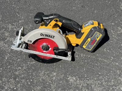 Dewalt saw 6”1/2 blande with battery