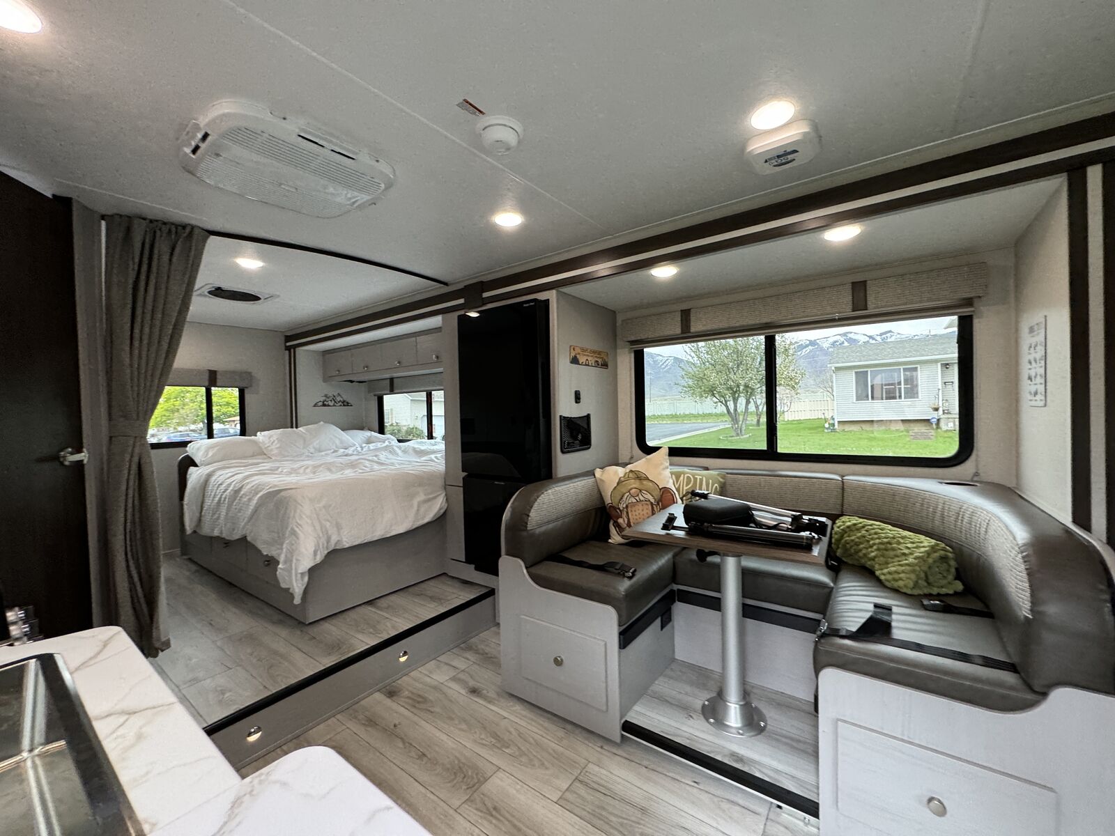 Coachmen 23FS fully stocked motorhome- sleeps 6- for rent