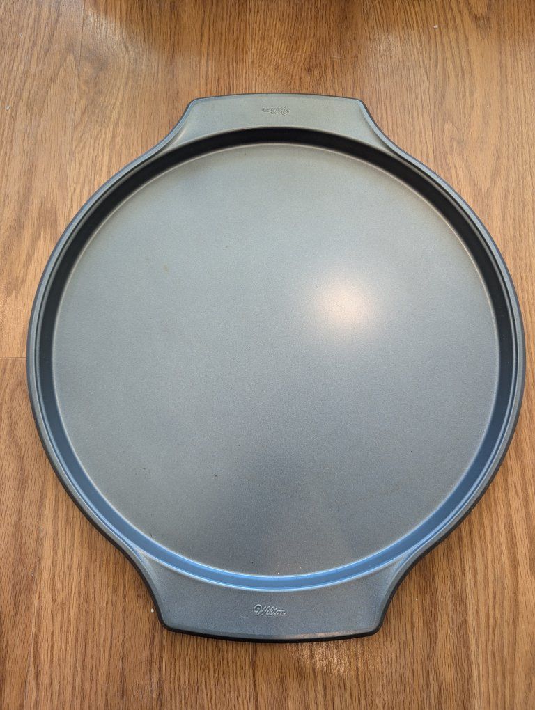 Wilton Perfect Results Non-Stick Round Pizza Pan with Handles, Grey - Excellent Condition