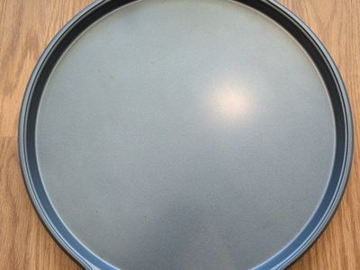 Wilton Perfect Results Non-Stick Round Pizza Pan with Handles, Grey - Excellent Condition