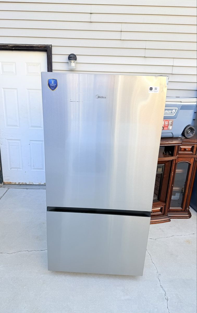 Brand new Midea Stainless Refrigerator w/Bottom freezer