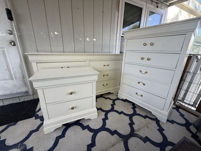 Beautiful set 3 pc long dresser