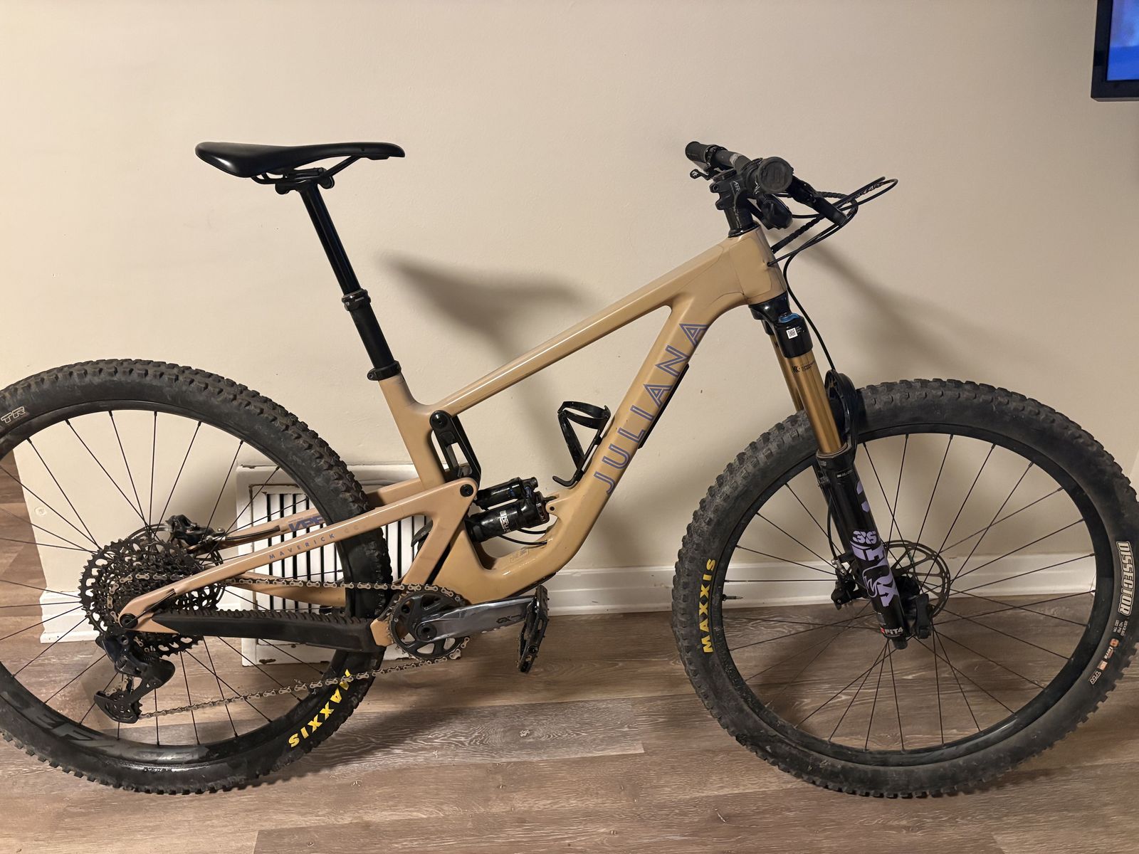 Juliana Maverick 2023 Carbon Medium