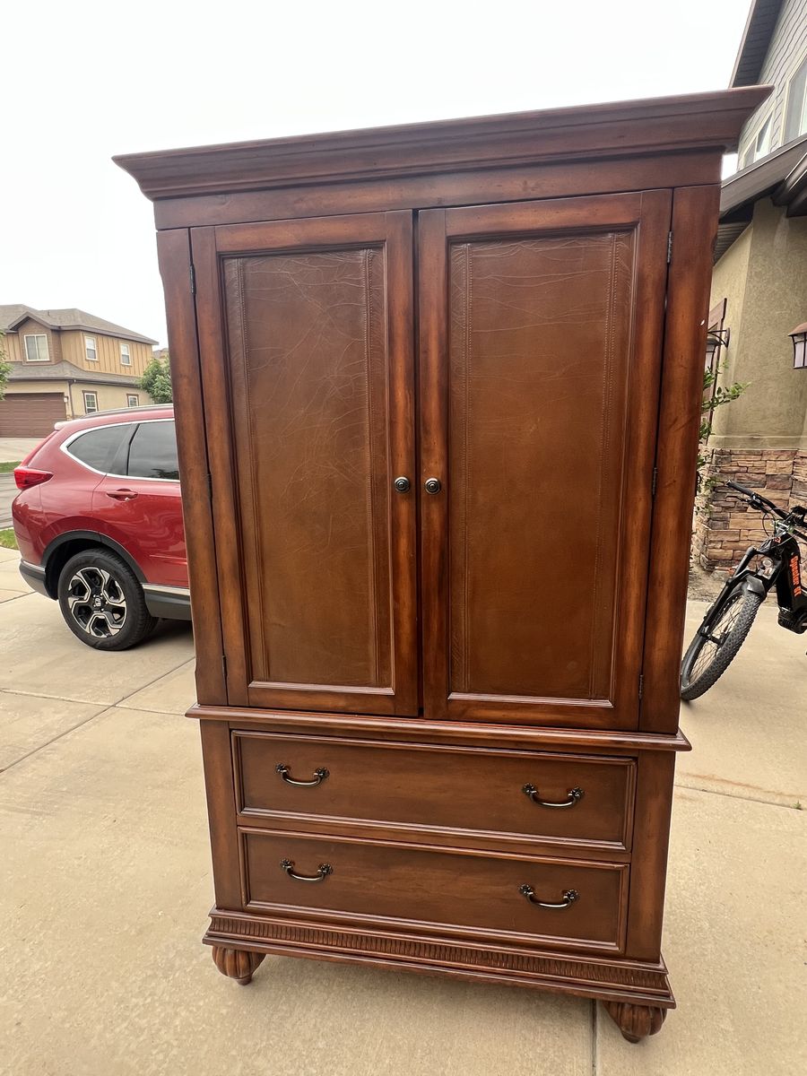 Armoire/Sandy Pickup