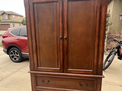 Armoire/Sandy Pickup