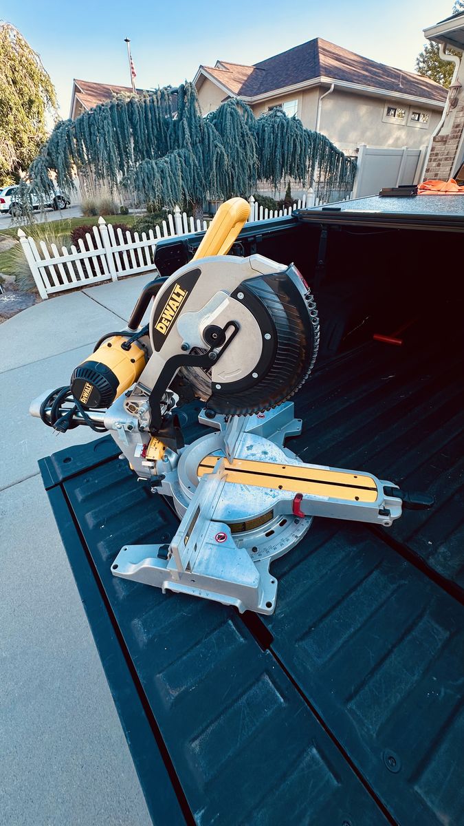 Desalt 12" Compound miter saw