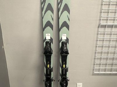 New 2026 Salomon QST 92 Skis w/ Salomon NR M10 GW Demo Binding- 176cm
