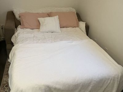 FREE Loveseat Sleeper Sofa / Pull-Out Couch – Full Size Bed – Includes Foam Mattress Pad & Sheets
