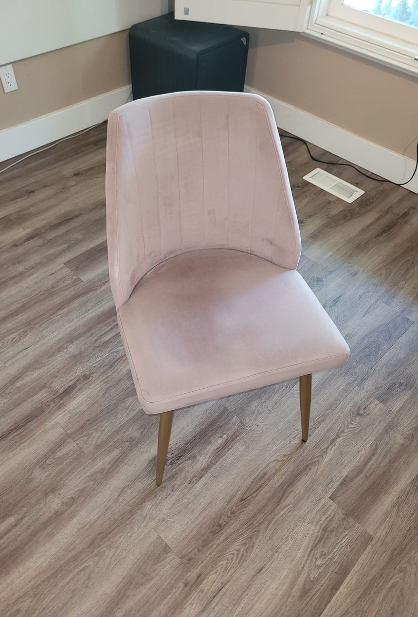 Light mauve velvet accent chair