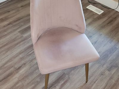 Light mauve velvet accent chair
