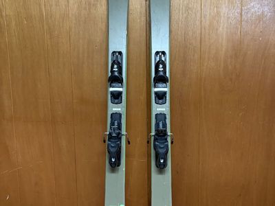 Rossignol Smash 7 Rock Skis with adjustable bindings