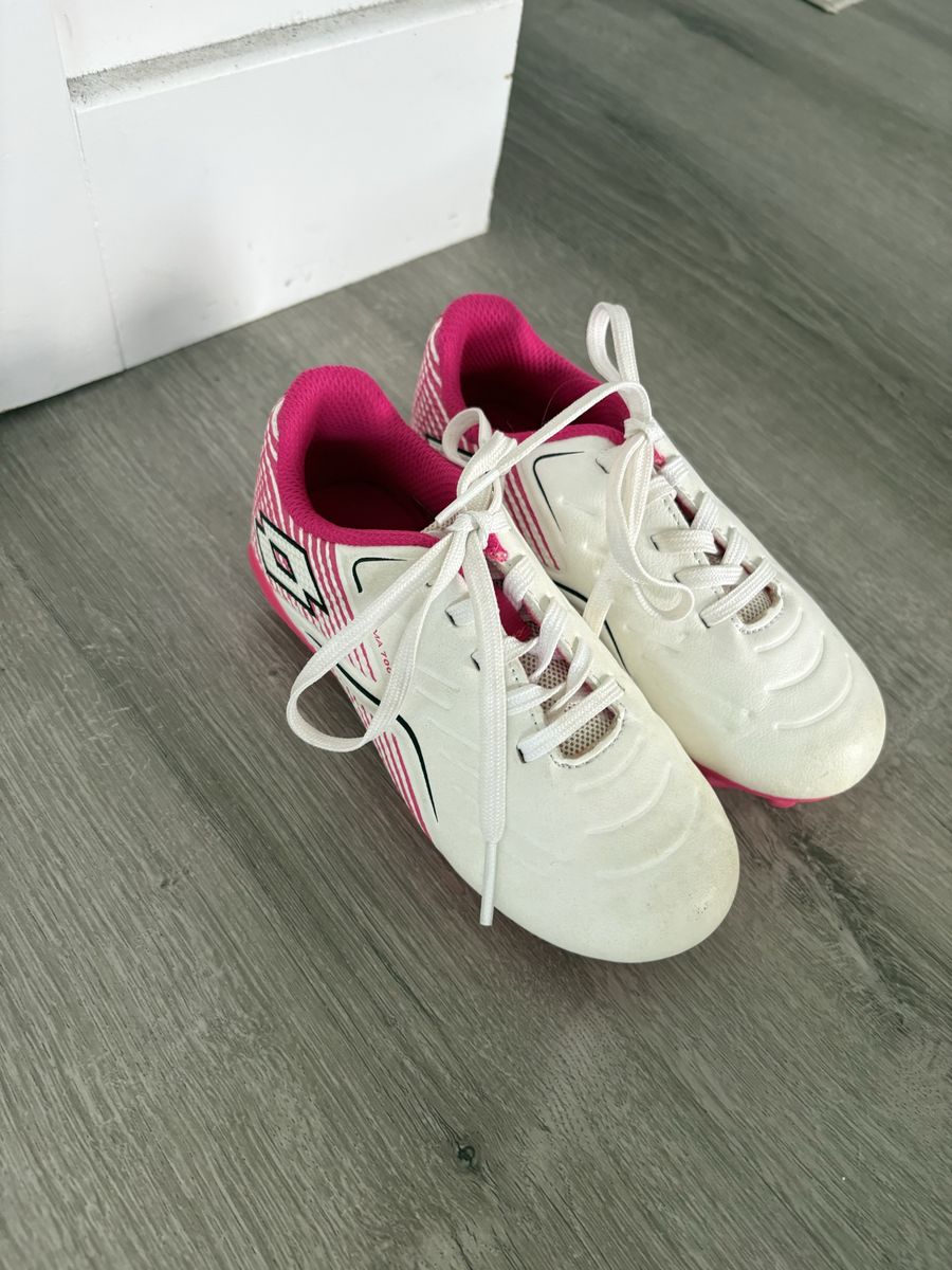 Lotto Girls size 10 White and Pink Soccer Cleats - Used Good