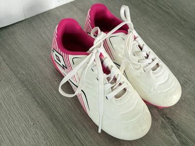 Lotto Girls size 10 White and Pink Soccer Cleats - Used Good