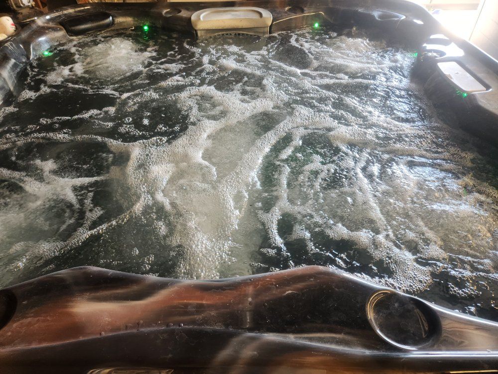 2016 Bullfrog Spas X8 8-Seater Hot Tub 7'10" x 7'10" 3 Pumps, Premium LED Lighting, +Ozone with 30-Day Guarantee - CAN DELIVER