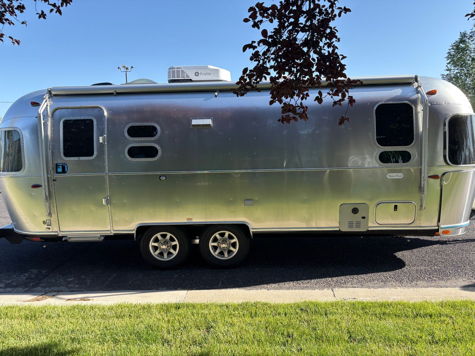 New 2025 Airstream Flying Cloud 25FB Twin Travel Trailer Stock #25U027