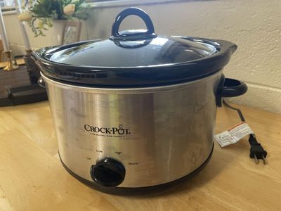 Crockpot Slow Cooker (Medium Sized)