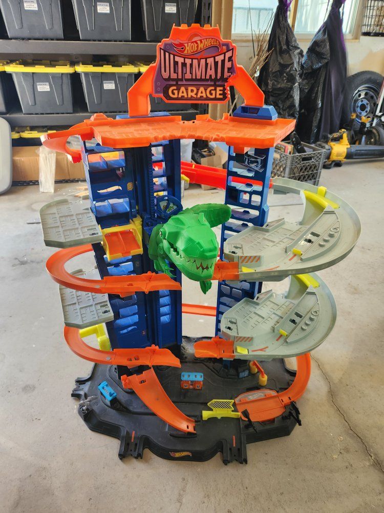 Hot Wheels Ultimate Garage Play Set with Dinosaur Attack, Multi-Level Racing & Storage