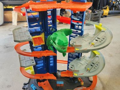 Hot Wheels Ultimate Garage Play Set with Dinosaur Attack, Multi-Level Racing & Storage
