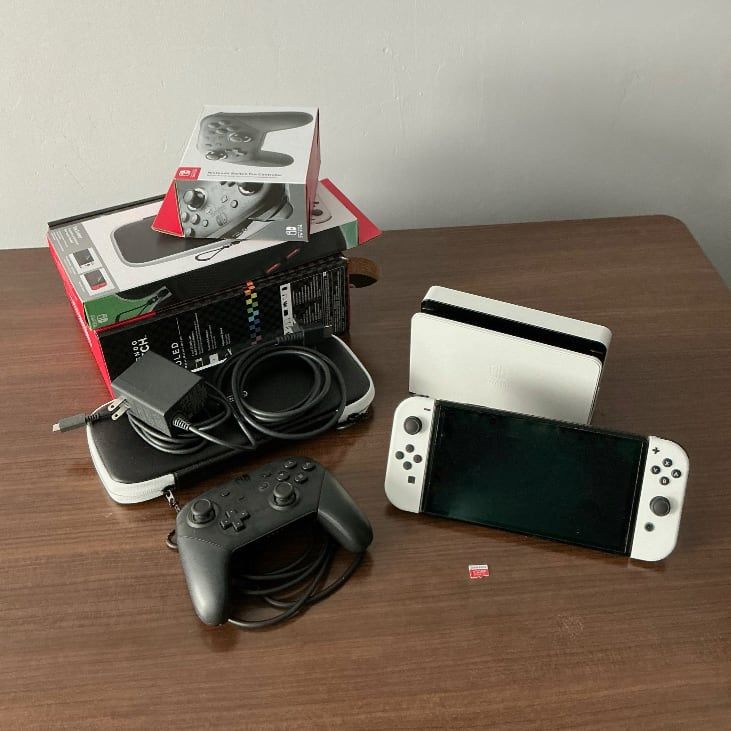 Nintendo Switch OLED + accessories