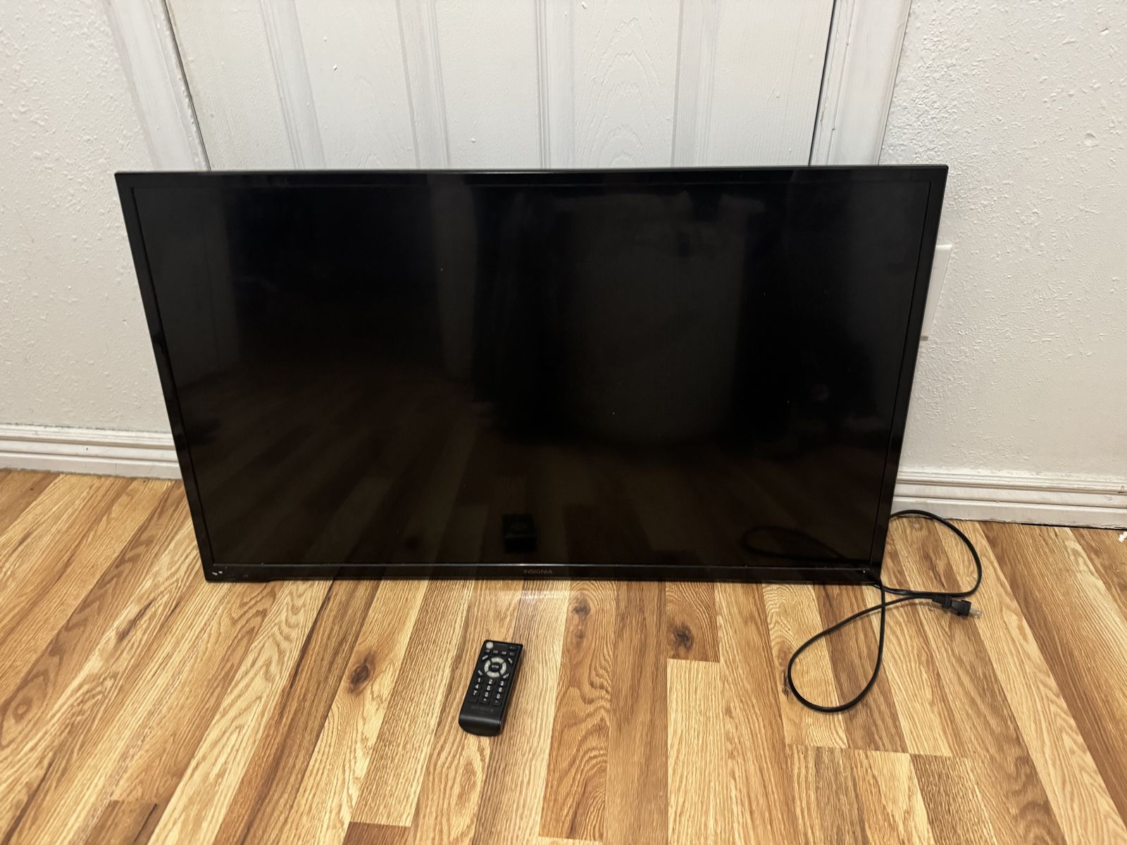 Insignia LED 42 inches TV (It's not a smart TV)