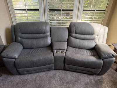Power Reclining Loveseat – Excellent Condition