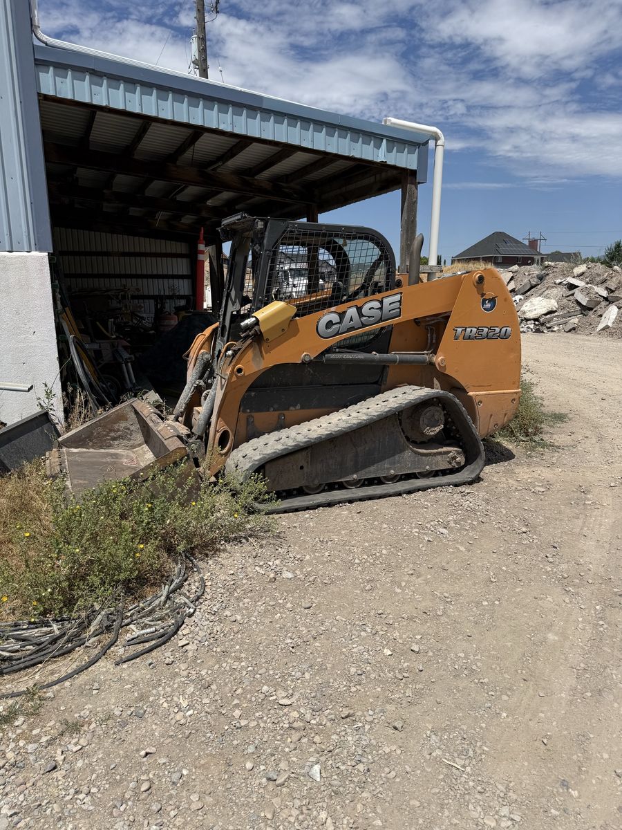 Case Skidsteer  tr320 2012
