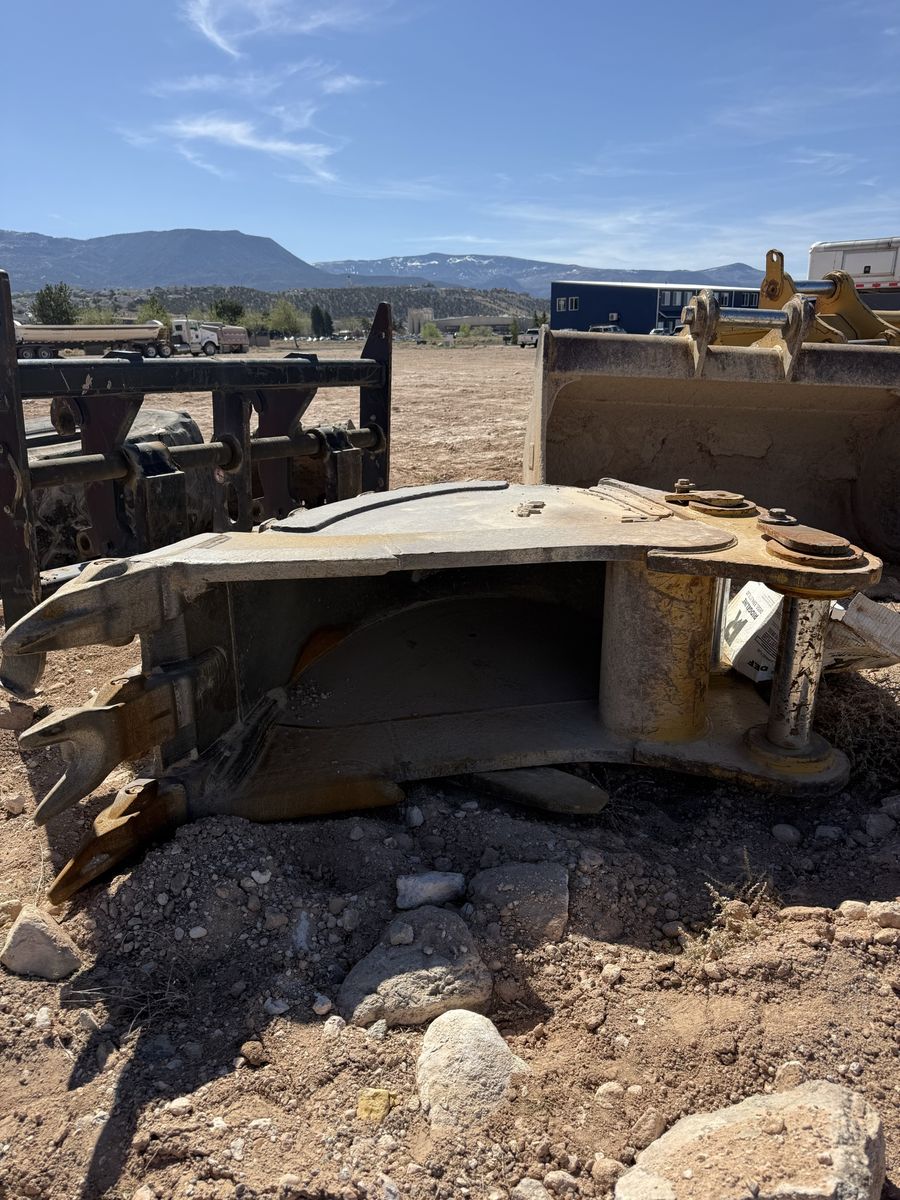 24" 336 Excavator Bucket