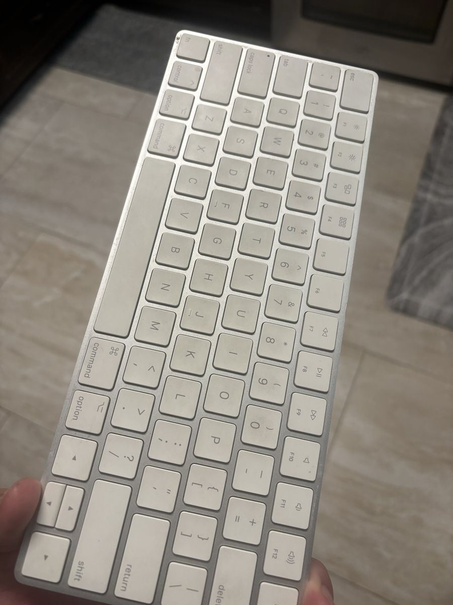 4 Apple wireless keyboards