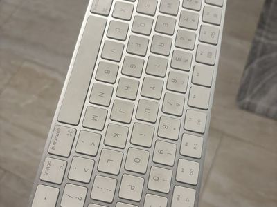 4 Apple wireless keyboards