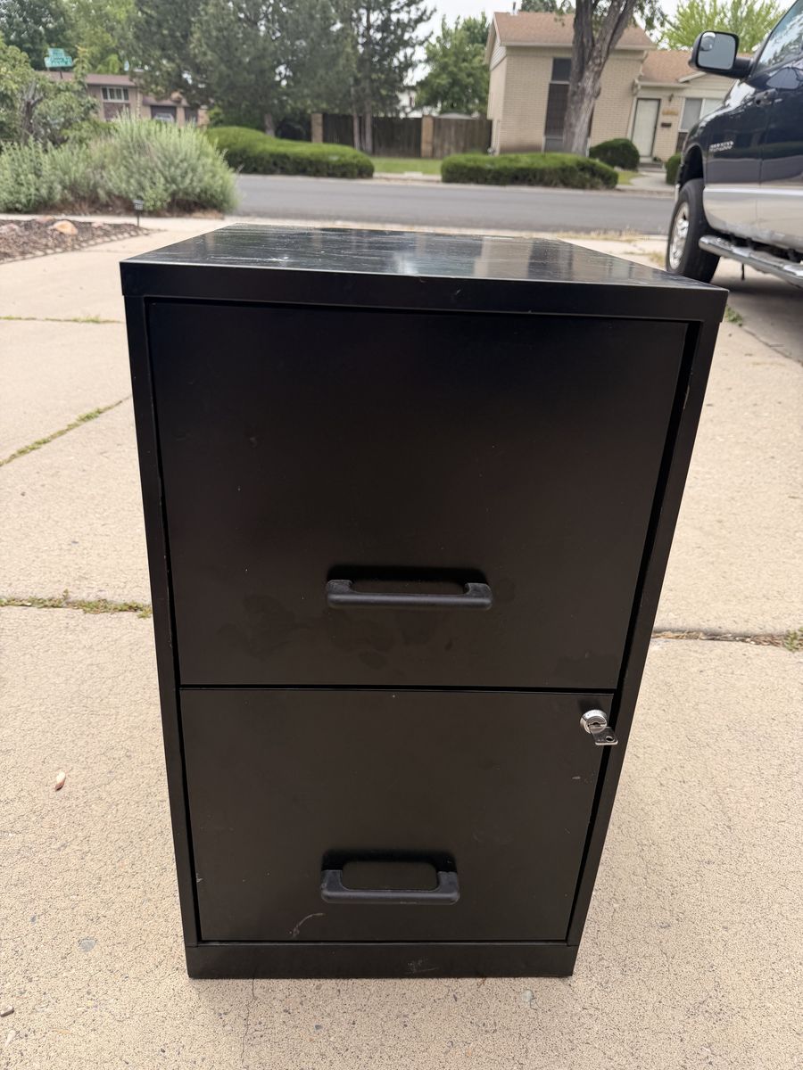 Locking file cabinet